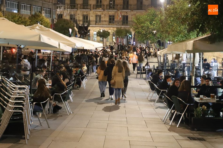 Calles y terrazas totalmente llenas en el centro de Salamanca - Lydia González