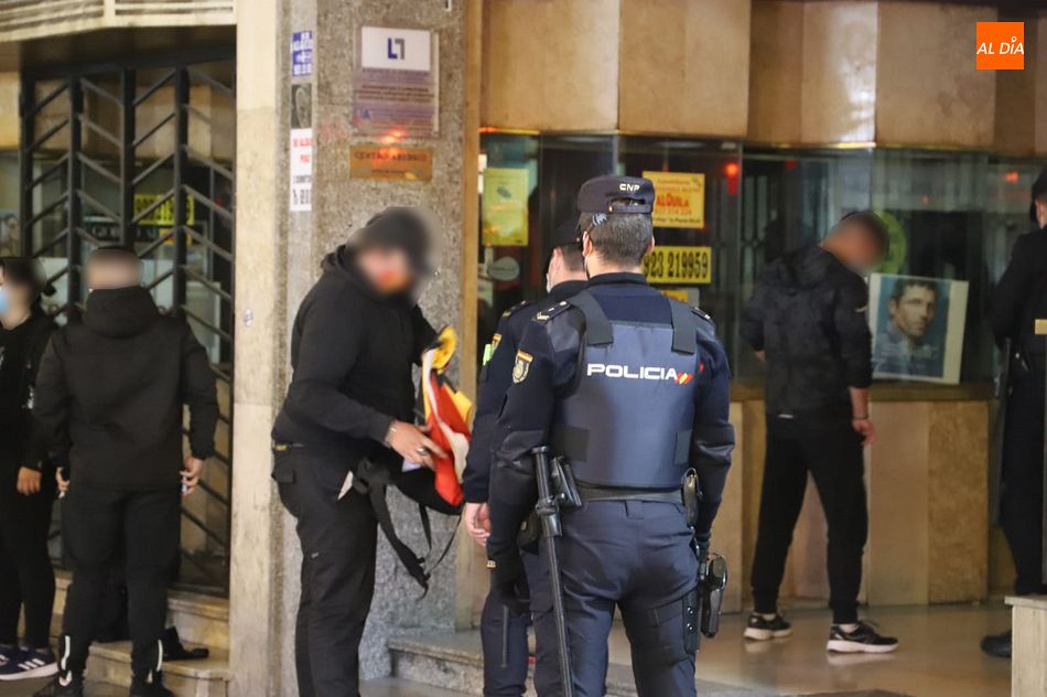 Foto 5 - La Policía Nacional incauta bengalas y petardos a manifestantes en el centro de Salamanca