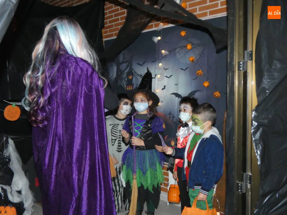 Foto 6 - Escolares de Villoria disfrutan de un Halloween adaptado a la situación  