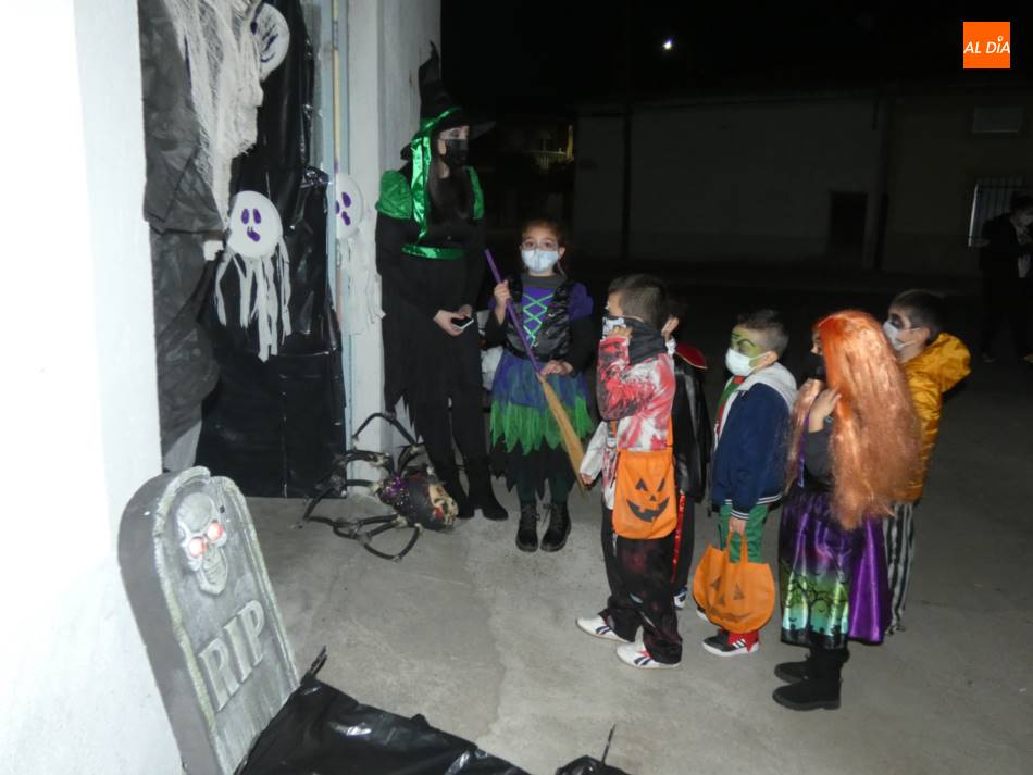 Foto 2 - Escolares de Villoria disfrutan de un Halloween adaptado a la situación  