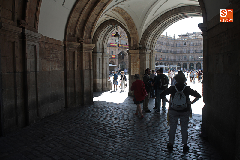 Turistas en la Plaza Mayor de Salamanca. Archivo