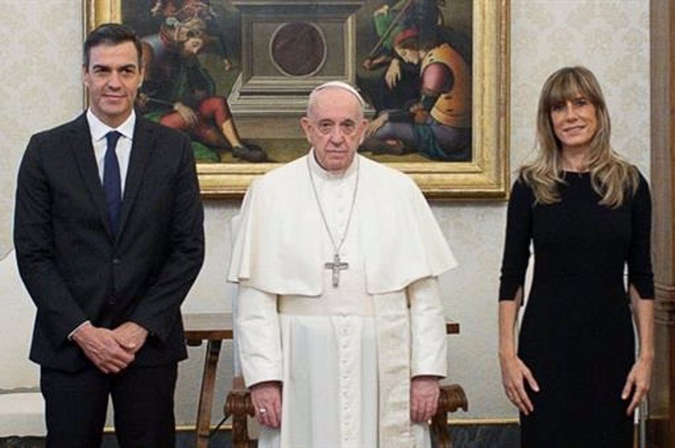 El presidente del Gobierno, Pedro Sánchez, se ha reunido por primera vez con el Papa Francisco, en el Vaticano, acompañado por su esposa Begoña Gómez. A 24 de octubre de 2020, en el Vaticano - VATICAN NEWS
