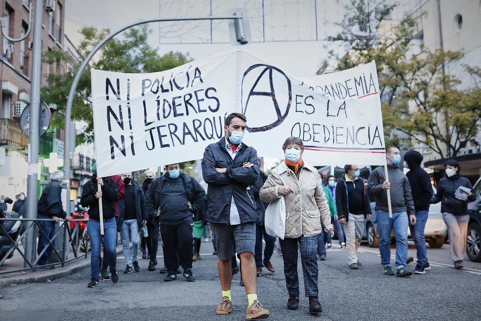 Varias personas sostienen una pancarta durante una manifestación de los vecinos de Vallecas - Jesús Hellín - Europa Press