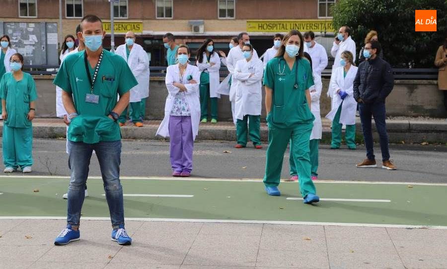 Foto 6 - Medicos salmantinos se unen a la movilización contra la contratación de profesionales sin...