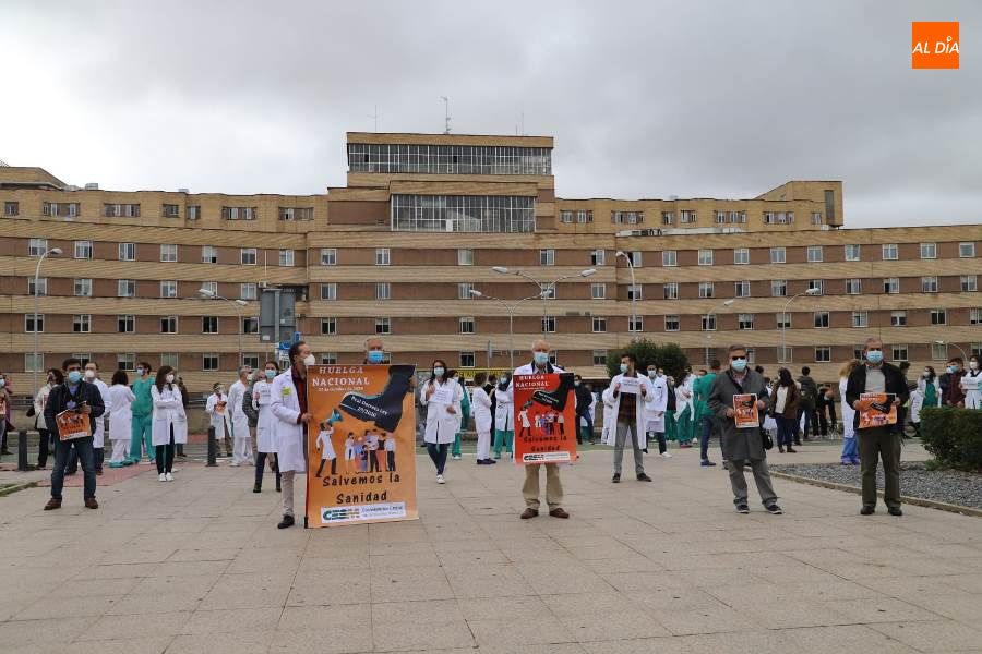 Foto 5 - Medicos salmantinos se unen a la movilización contra la contratación de profesionales sin...