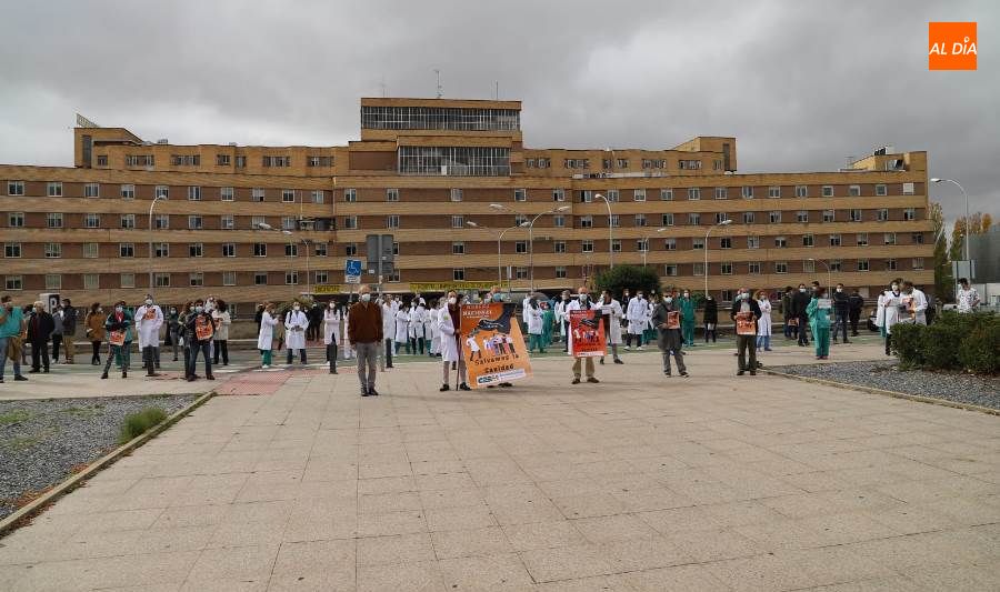 Foto 3 - Medicos salmantinos se unen a la movilización contra la contratación de profesionales sin...