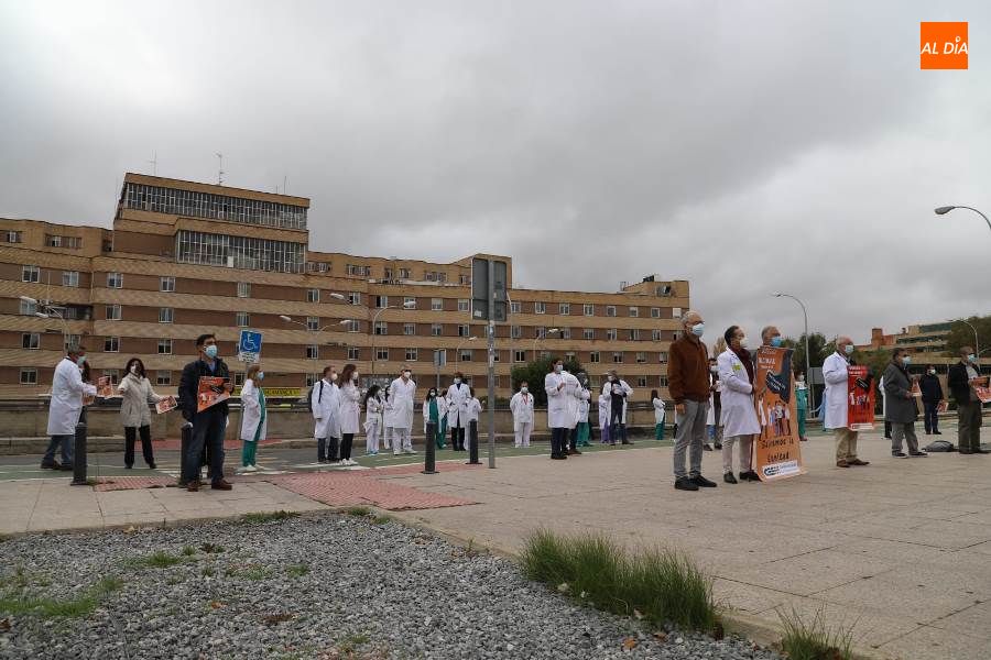Foto 2 - Medicos salmantinos se unen a la movilización contra la contratación de profesionales sin...