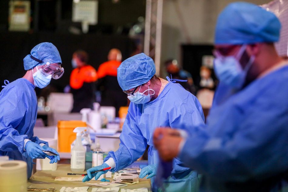 Trabajadores sanitarios colocan el material utilizado para realizar tests de antígenos a vecinos del municipio de Alcobendas. Foto: EP