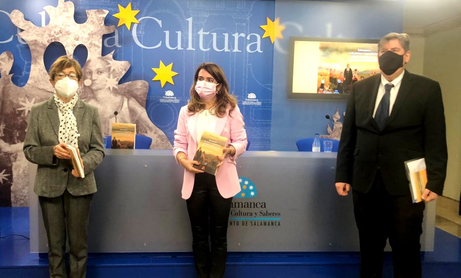La concejala de Cultura, Mª Victoria Bermejo, en el centro, junto a la presidenta del Centro de Estudios Salamanca, Mª Jesús Mancho, y el autor, Miguel García-Figuerola