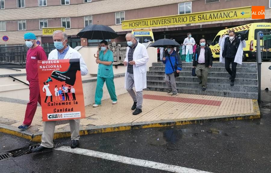 Médicos del Complejo Asistencial de Salamanca protestan por el decreto que permite la contratación de facultativos sin especialidad. Foto de Lydia González