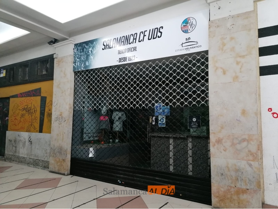 Foto 2 - La boutique del Salamanca UDS empieza a lucir merchandising de la nueva temporada: camisetas,...