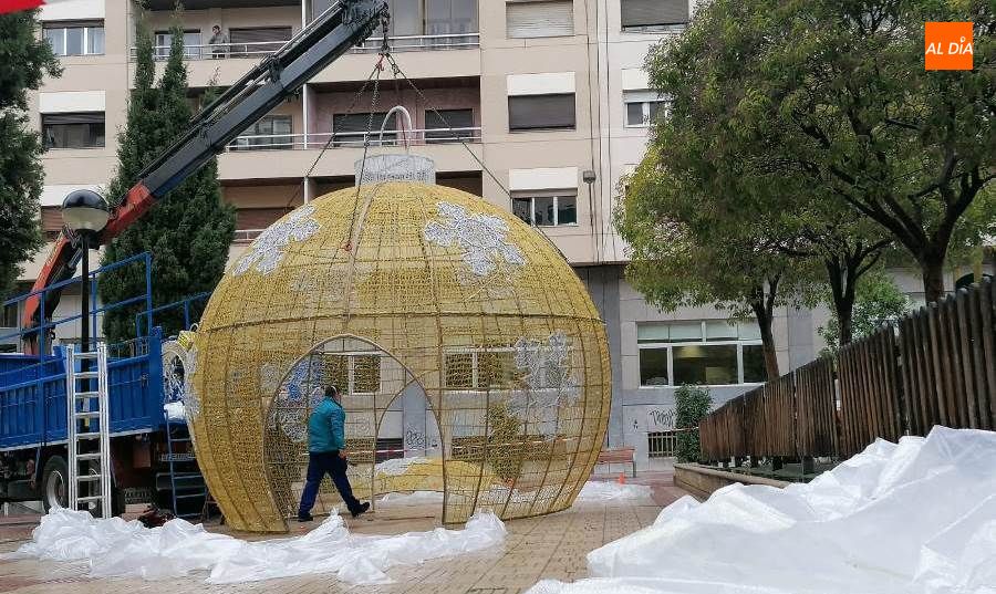 Bola esférica de cinco metros transitable en Plaza Carmelitas. Foto de Lydia González