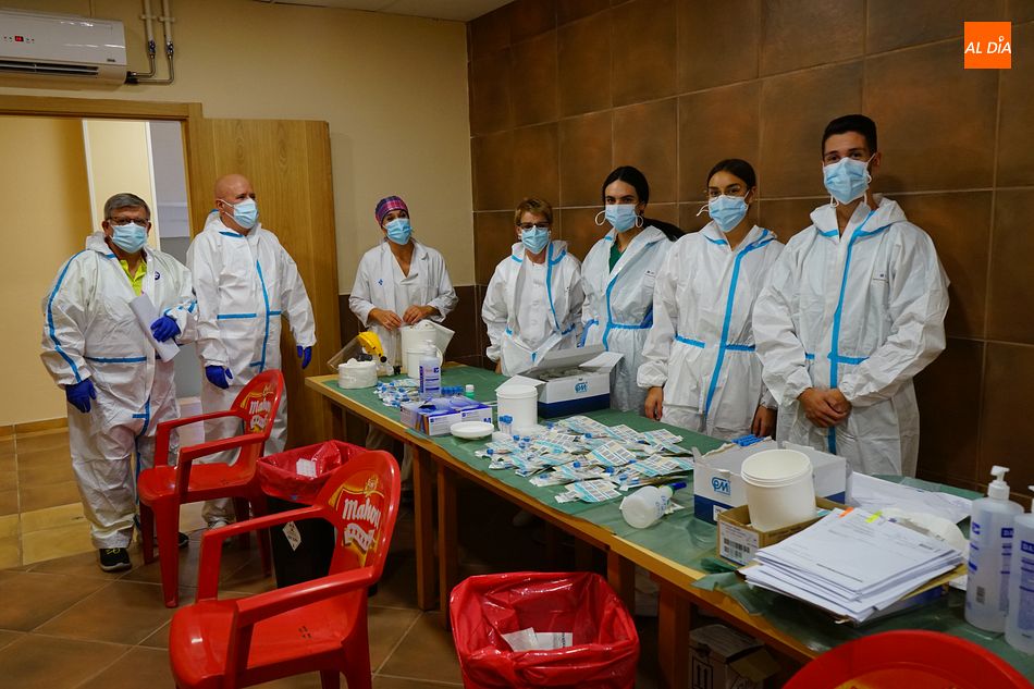 Foto 6 - Así trabaja el equipo sanitario de Garrido Norte realizando pruebas PCR
