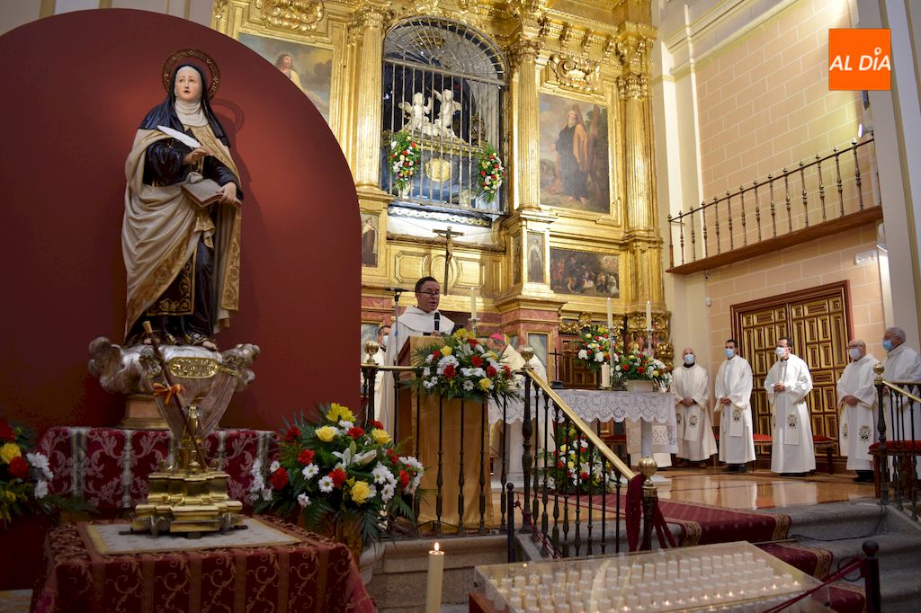 La imagen y el brazo de Santa Teresa de Jesús durante la eucaristía / Pedro Zaballos