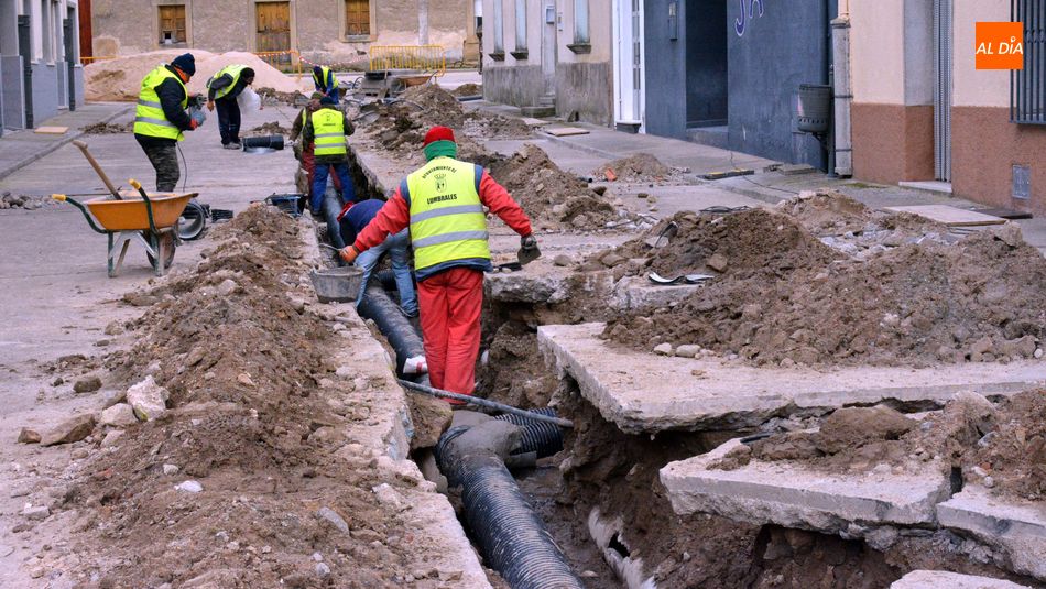 Los obreros municipales instalando nuevas tuberías en una calle de la villa / E. Corredera