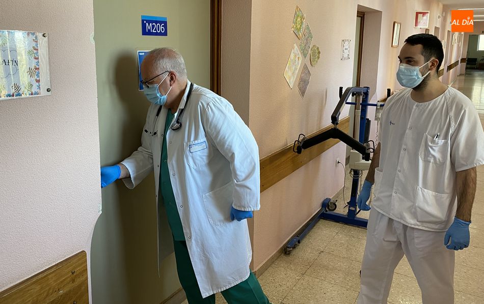 Francisco José Vara, jefe de servicio de Cuidados Paliativos en los Montalvos, visitando a un paciente