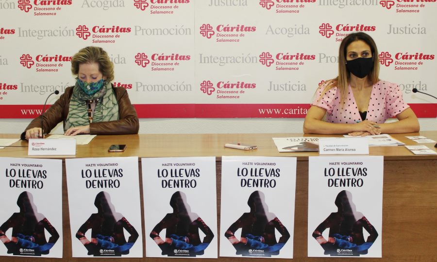 Rosa Hernández, responsable del departamento de formación y voluntariado de Cáritas; Carmen Mª Alonso, decana de la facultad de comunicación de la UPSA
