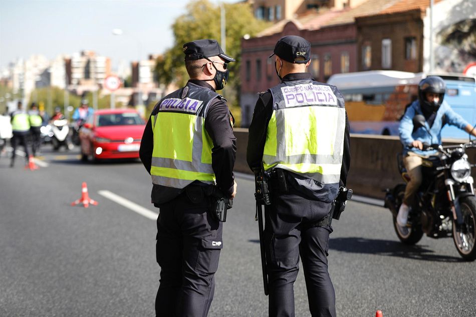 Agentes de Policía Nacional realizan un control en la carretera A-5, en Madrid - Jesús Hellín - Europa Press