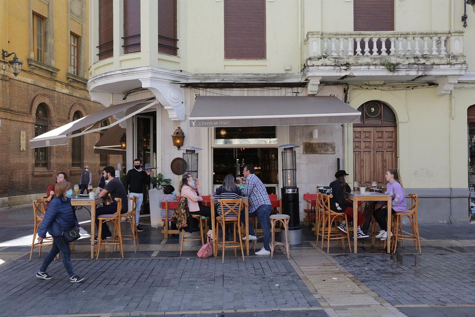 Varias personas disfrutan en la terraza de un bar en León - Secundino Pérez - Europa Press