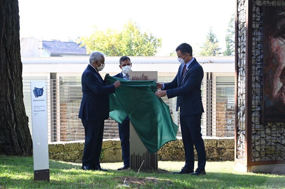 El presidente del Gobierno, Pedro Sánchez (d), y el primer ministro de Portugal, Antonio Costa (i), descubren la placa conmemorativa de la XXXI Cumbre Luso-Española, en Guarda, (Portugal), a 10 de octubre de 2020. - Moncloa