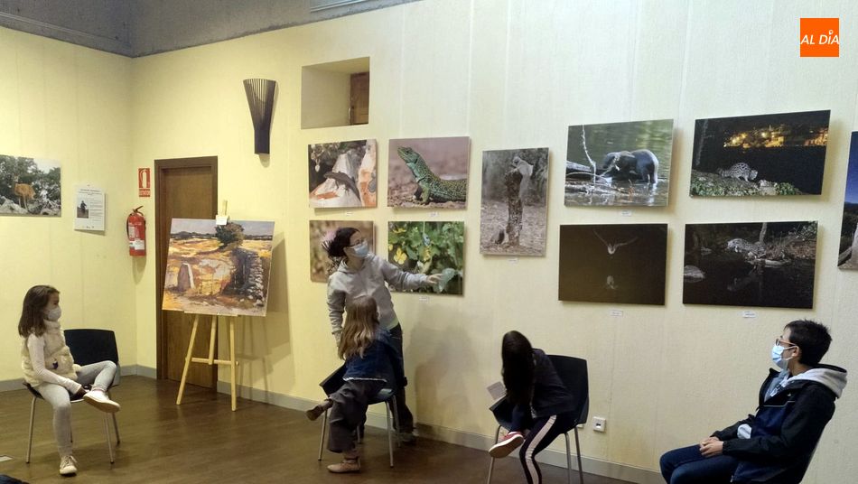 Niños y niñas participando en el taller de Fauna de las Arribes del Duero