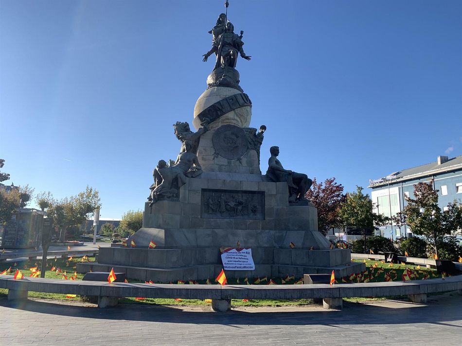 El monumento a Cristóbal Colón en Valladolid rodeado por banderitas de España. - EUROPA PRESS