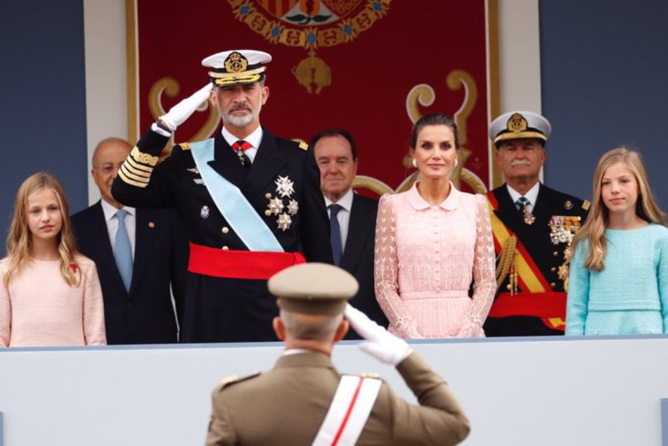 Sus Majestades, los reyes Felipe y Letizia, en el desfile militar del pasado año - Archivo