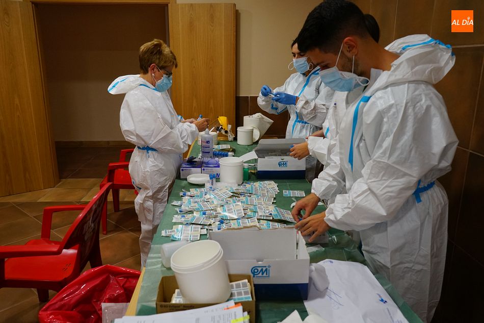 Personal sanitario se prepara para realizar pruebas PCR - Kiko Robles