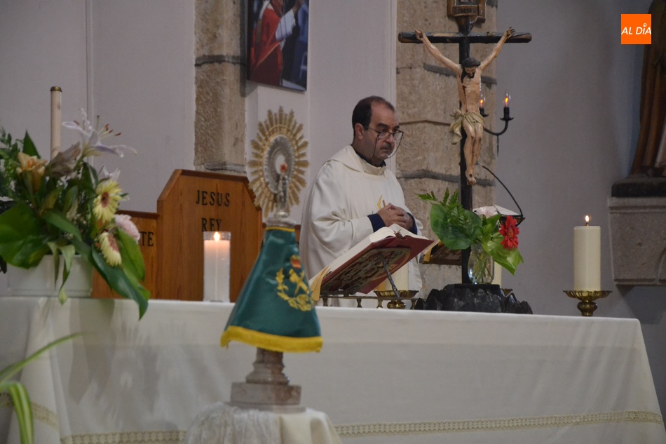 Foto 4 - Amplísima asistencia a la solemne celebración de la Virgen del Pilar en la Parroquia de San...