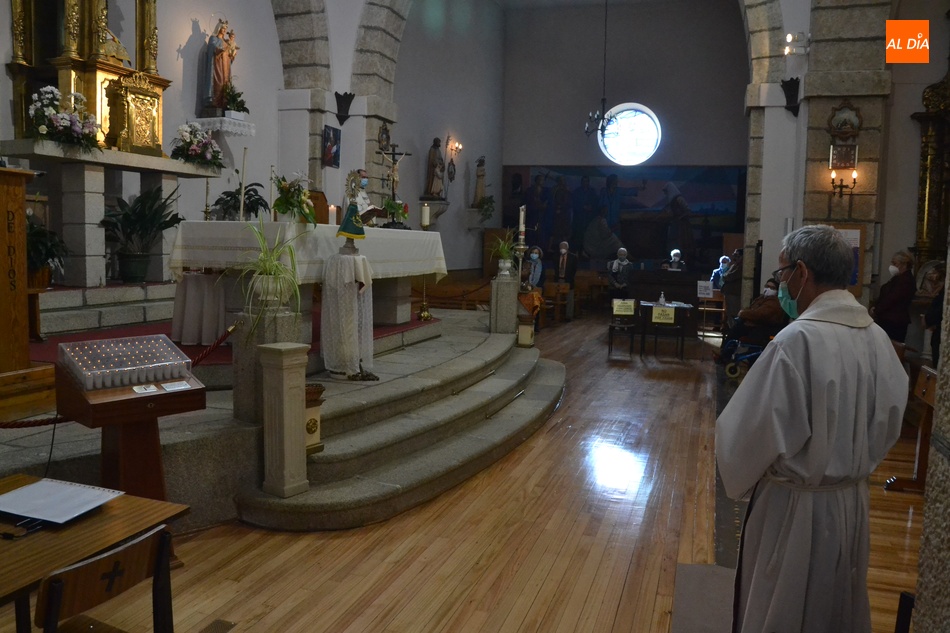 Foto 2 - Amplísima asistencia a la solemne celebración de la Virgen del Pilar en la Parroquia de San...