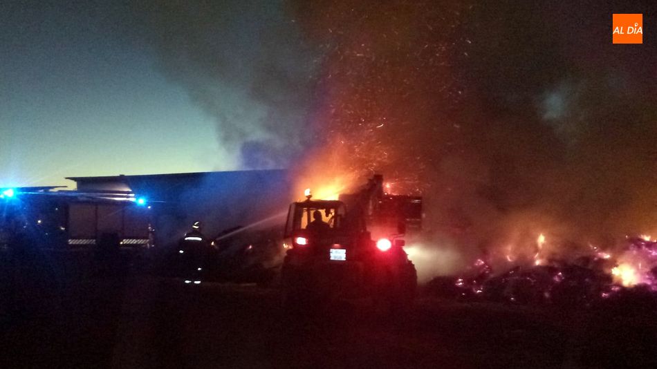 Foto 5 - Controlado el incendio de un cobertizo de paja en Bañobárez  