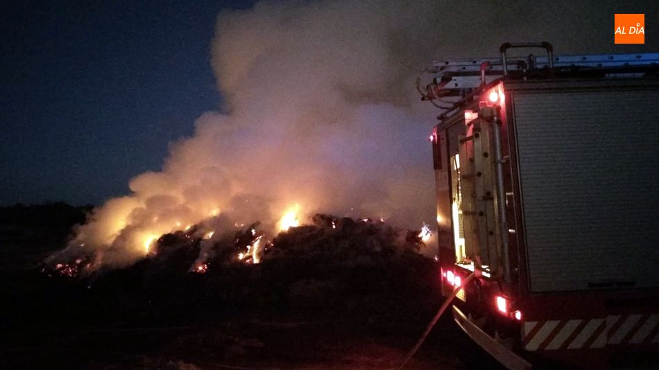 Foto 4 - Controlado el incendio de un cobertizo de paja en Bañobárez  