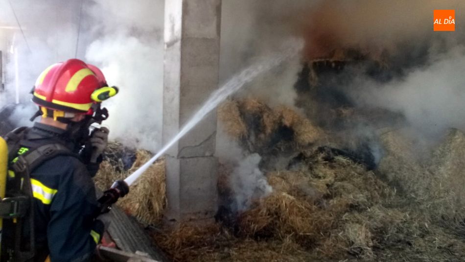 Foto 6 - Controlado el incendio de un cobertizo de paja en Bañobárez  