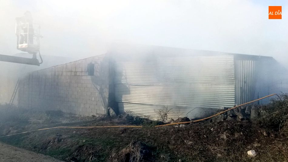 Foto 2 - Controlado el incendio de un cobertizo de paja en Bañobárez  