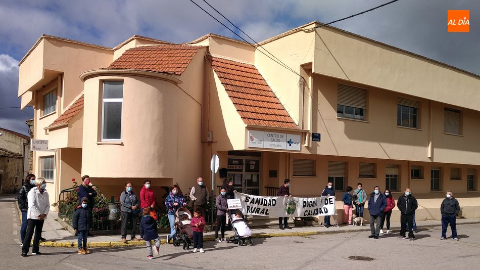 Vecinos reunidos en la puerta del centro de salud al mediodía de hoy / E. Corredera
