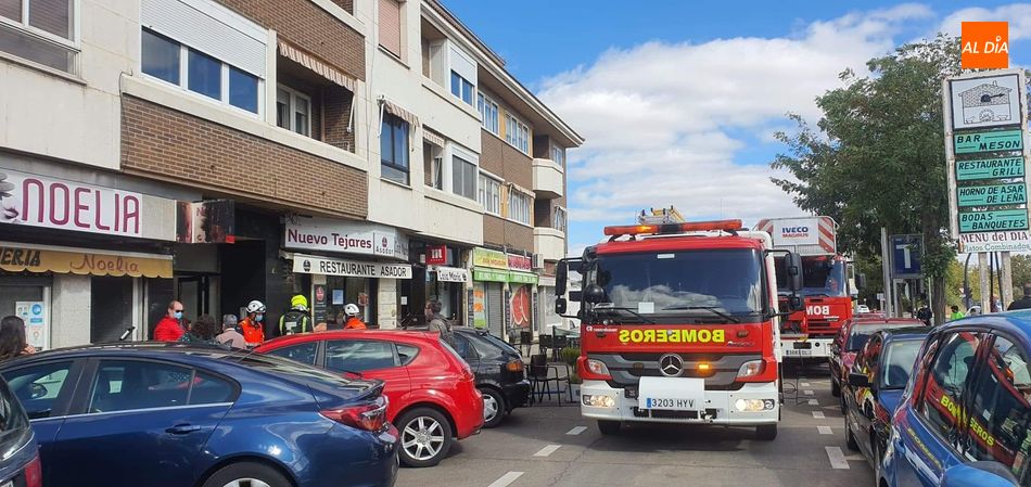 Despliegue de los bomberos municipales en Tejares con motivo de este sucesos. Foto Isabel Casado