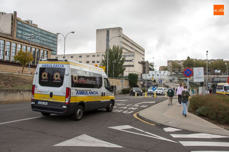 Llegada de una ambulancia al Hospital Clínico de Salamanca. Foto de archivo