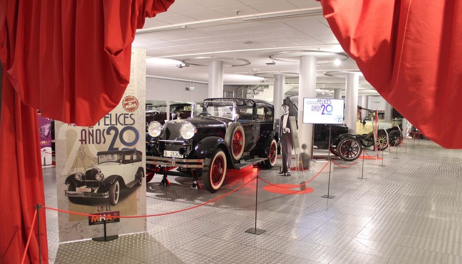 La exposición se centra en una selección de vehículos de aquel venturoso periodo del siglo pasado