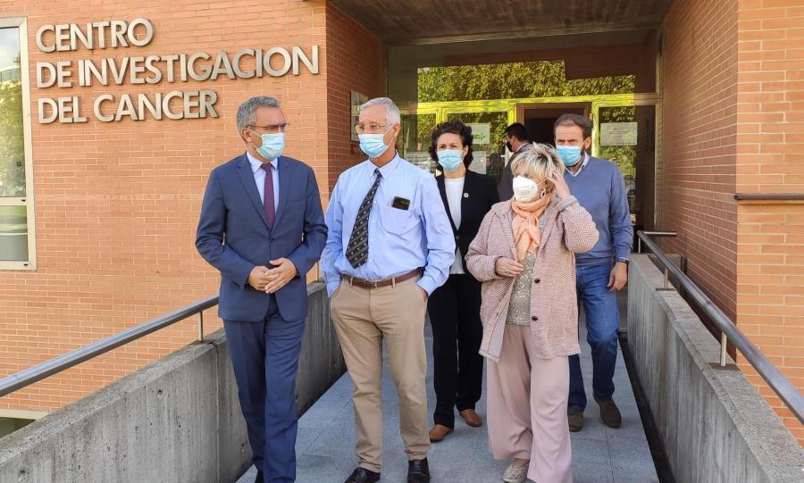 El delegado del Gobierno en Castilla y León, Javier Izquierdo, en su visita al Centro de Investigación del Cáncer. Foto EP