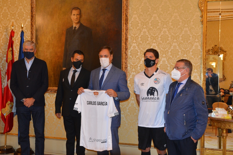Foto 2 - El Salamanca UDS luce su nueva camiseta para la temporada 20/21 con el lema “Ciudad del talento”