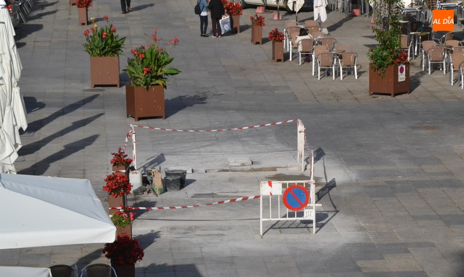 Foto 4 - En marcha una operación de mejora del enlosado de la Plaza Mayor  