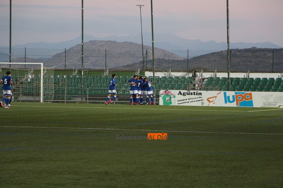 Foto 4 - Al Guijuelo se le escapa la victoria sobre el Oviedo ‘B’ en el 90’ (1-1)