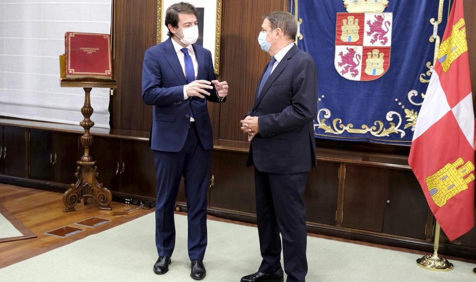 El presidente de la Junta, Alfonso Fernández Mañueco (izquierda), recibe al ministro de Agricultura, Pesca y Alimentación, Luis Planas (derecha). Foto de JCYL
