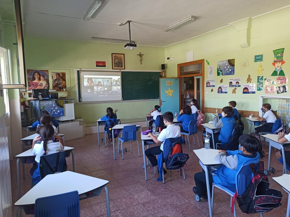 Los alumnos del Colegio Maristas presencian la actividad de 12 Meses Cuidándote