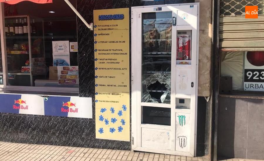 Estado de la máquina expendedora de bebidas, tras el asalto de esta madrugada. Foto de A. Merino