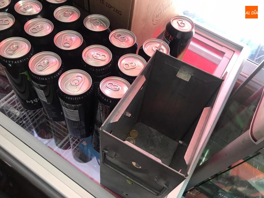Foto 4 - Dos detenidos por reventar una máquina expendedora de bebidas en la carretera de Ledesma