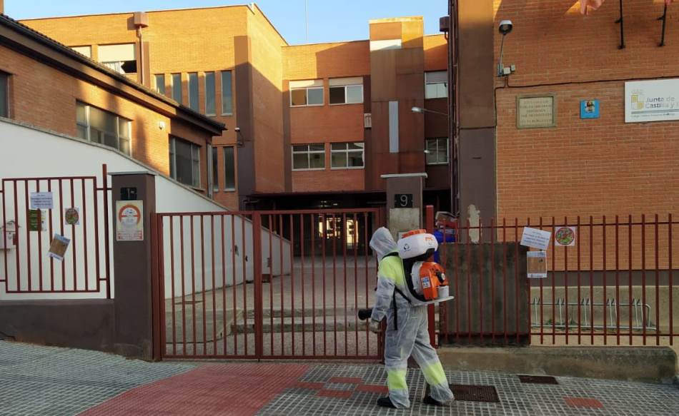 Foto 3 - El Ayuntamiento refuerza la limpieza del exterior de los colegios  