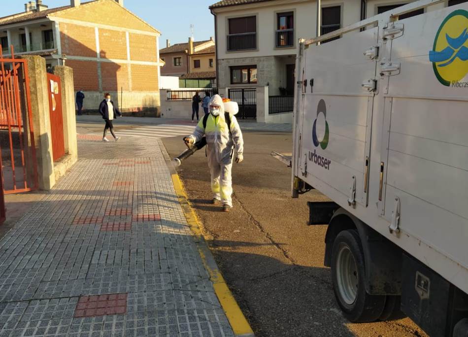 Foto 2 - El Ayuntamiento refuerza la limpieza del exterior de los colegios  