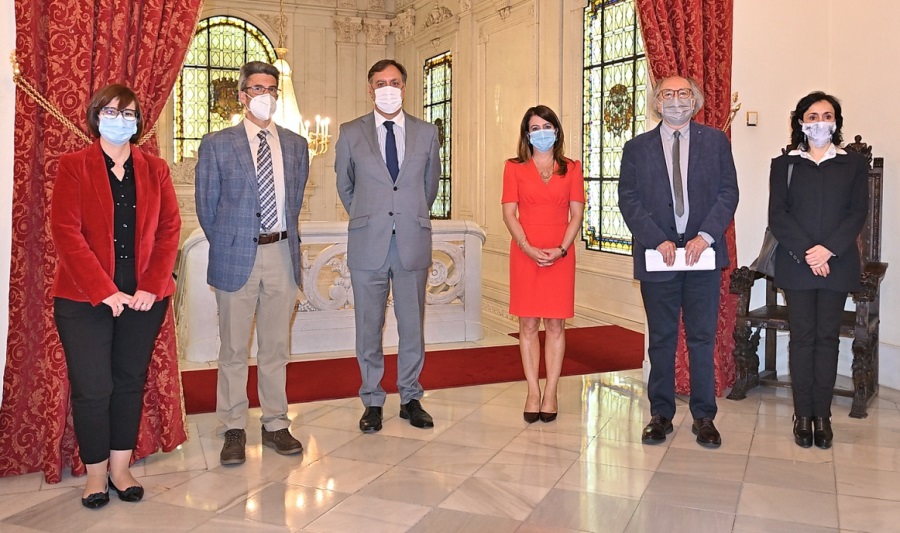 El alcalde de Salamanca, Carlos García Carbayo, junto a integrantes de los jurados de los Premios Ciudad de Salamanca de Novela y Poesía