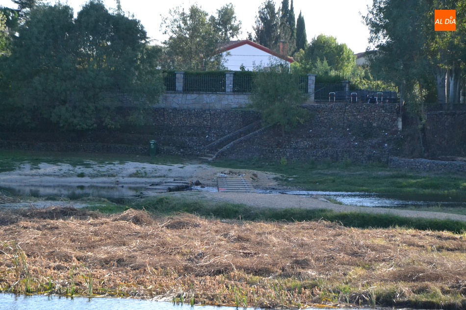 Foto 2 - Retirada la pasarela del Águeda  